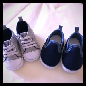 Infant crib shoes (2 pairs)